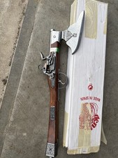 Dekogewehr mit Axt –