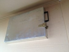 R/  Geld/Schmuck kassette Chrom aus Bank Schliessfach Tresor 37x24x4,5cm Waffen?