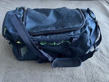 Satch Sporttasche „Space“ – dunkelblau mit Neonpunkten, perfekt für Schule & Spo