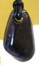 SUGILITH  Trommelstein gebohrt