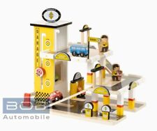 Renault-Parkhaus aus Holz mit