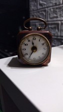 Antiker Würfelförmiger Miniatur Reisewecker von ca. 1920