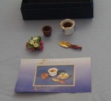 Miniatur-Geschirr von Mayfair; Gartenarbeit (Blumen, Schaufel, Bl.Topf) (MF 10)