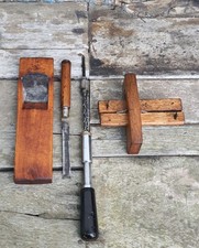 JAPANISCHE  ANTIKE SCHREINER WERKZEUGE, 4 STÜCK STREICHMAß, HANDHOBEL UM 1850