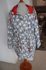 Regenmantel von Weirdfish in Gr. 16 oder 44 mit Kapuze