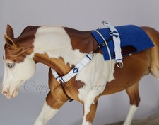 WesternVorderzeug Sattelpad dunkelblau Breyer Resin Tack 1:9 Modellpferd Zubehör