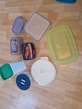 Kiste Voll Vorratsdosen, Schüssel, Trinkbehälter