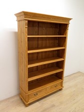 großer Bücherschrank