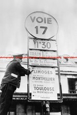 F022849 Eisenbahner hängt ein