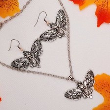 Gothic Schmuckset – Totenkopf Motte Halskette & Ohrringe – Hexen Schmuck, Hallow