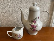 Teekanne mit Milchkännchen