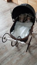 Nostalgischer Puppenwagen mit Faltdach und Puppen. Top Zustand.