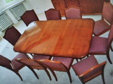 schöner großer Esstisch mit