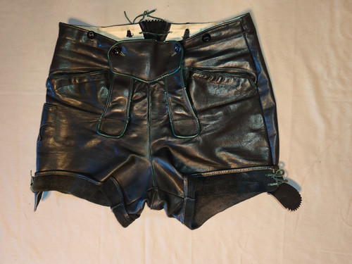 Kurze schwarze lederhose aus - schwarze,