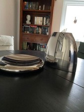 Obstschale mit dekorativer Vase