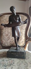 Bronzefigur auf Marmorsockel