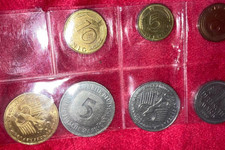 Lot Deutsche Mark 1 Pfennig bis 5 Mark 1990 + 2 Mark vergoldet