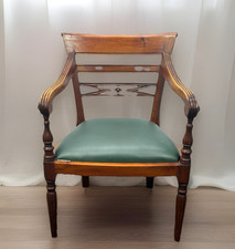 Klassischer Holzstuhl mit