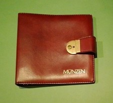 Münzalbum, mit 5 Einlegern, abschließbar, für verschiedene Münz Durchmesser. 