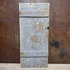 Alte kleine Brettertür Tür