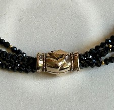 Kette Collier Spinell schwarz Schaumgold (Biedermeier) Hände Goldkugeln