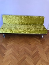 Samt Couch in einem trendy senfgrün im klassischen Italienischen Stil