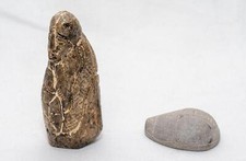 (14039) Steinskulptur (Speckstein?) + Steinfigur m Gravuren Ägyten? Skarabäus?