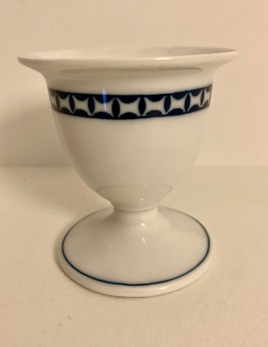 Alter eierbecher mit blauem - alter,