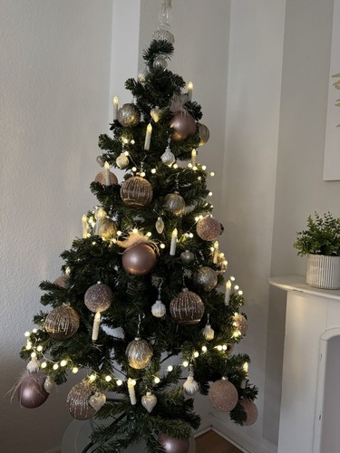 Künstlicher baum mit kugeln - baum,