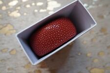 A Cuckoo Moment Rochenleder-Armband in weinrot