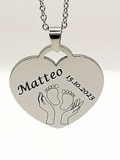 Baby zwei Hände zwei Füße Anhänger Herz mit Name Datum Gravur 25 x 25mm Geburt