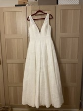 Ungetragenes Brautkleid mit Taschen Und Einer Schönen Spitze Im Gesamten Verlauf