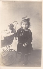 Historische Ansichtskarte - Kleines Mädchen - alter Kinderwagen - s/w