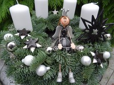 Adventskranz Dekokranz Kranz frisch Kugeln Engel schwarz silber Kerzen weiss