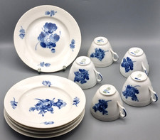 Royal Copenhagen Porzellan Konvolut 10-tlg. Teller Tassen, Blaue Blume, Relief