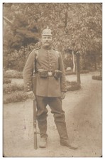 XX1893/ Soldat mit Pickelhaube und Gewehr Foto AK 1. Weltkrieg