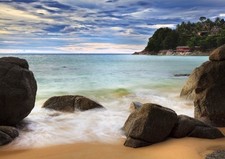 XXL Poster 100 x 70cm (S803) Sand-Strand mit großen Steinen und blauem Himmel