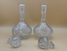 2 antike böhmische Schliffglas-Karaffen („Kristall“) 19. Jh., bauchig, mit Stöps