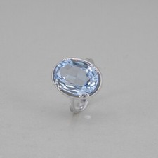 Ring in 750/18k Weissgold mit Blautopas besetzt, Ringweite 57