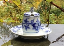 Meißen Senftgefäß Senfttopf auf Teller Zwiebelmuster Krummschwerter 1. Wahl