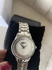 Balmain Damenarmbanduhr mit 12 Diamanten