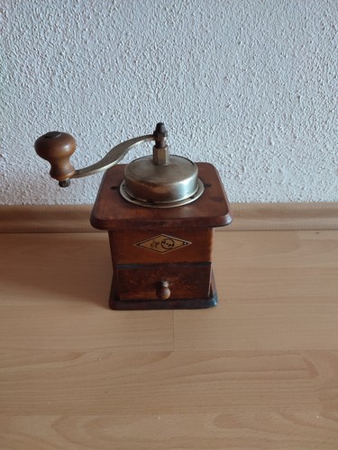 Alte kaffeemühle aus holz die - aus,