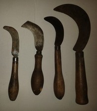 Spezialwerkzeuge: 4 alte Rebmesser für Winzer, Rebenschneider, kleine Hippen