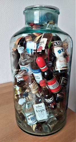 Großes glas voll mit - großes,