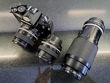 Konvolut gepflegte Nikon FE Black Body mit drei Nikkor Objektiven + 4 Filter