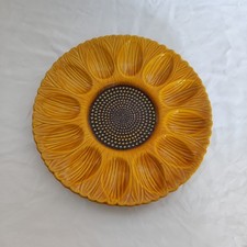 Eierplatte Porzellan in Blütenform Sonnenblumenform Ockerfarben.