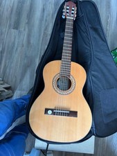 Schöne Gitarre gebraucht von der Firma PRO ARTE, kaum benutzt 