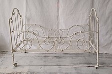 Französisches Puppenbett weiß Metall auf Rollen weiß Antik Alt Brocante Vintage