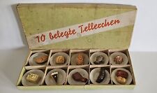 Antiker  Pappteller  belegt mit Lebensmittel im Originalkarton