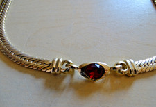 Collier/Kette goldfarbig mit einem Rubinrotem Stein Herzfassung als Zwischenteil